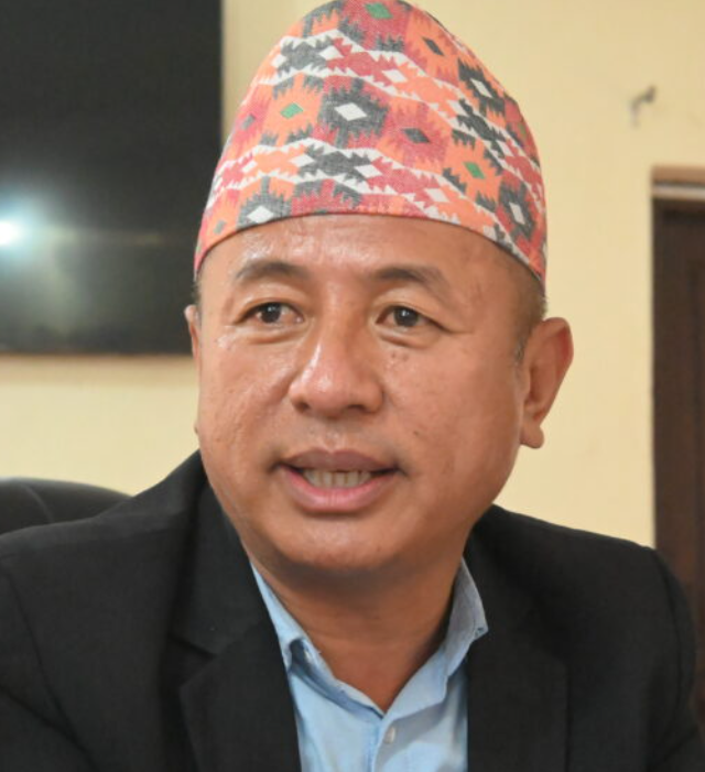 डा. टकराज गुरुङ