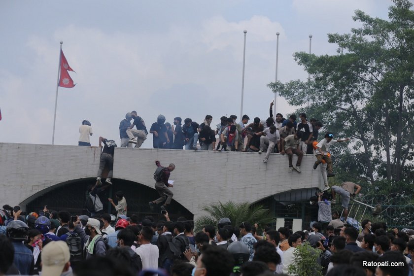   संसद भवन छिरे प्रदर्शनकारी