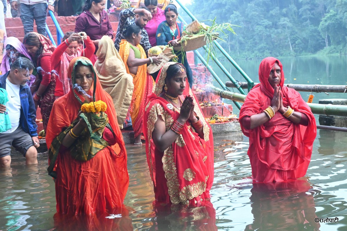 01-Chhath_Festival_Pokhara_Fewa Tal_-49