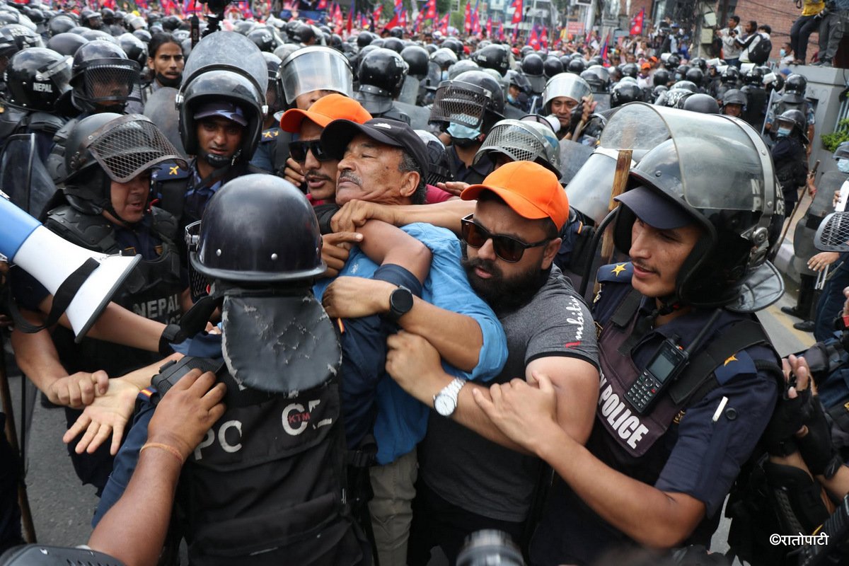 राजावादी प्रदर्शनका क्रममा पक्राउ परेका कमल थापा र दिपक सिंहलाई रिहा गरिँदै