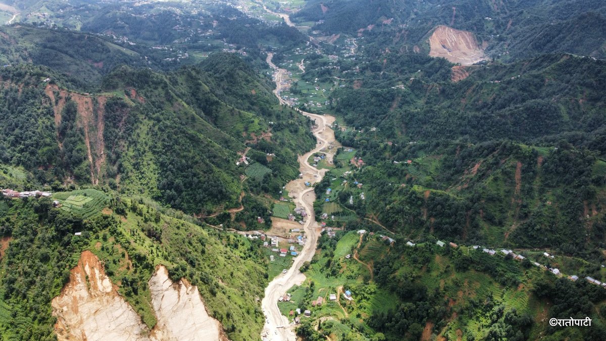   रोशी किनारको बस्ती जोगाउन धमाधम तटबन्ध निर्माण (तस्बिरहरु)
