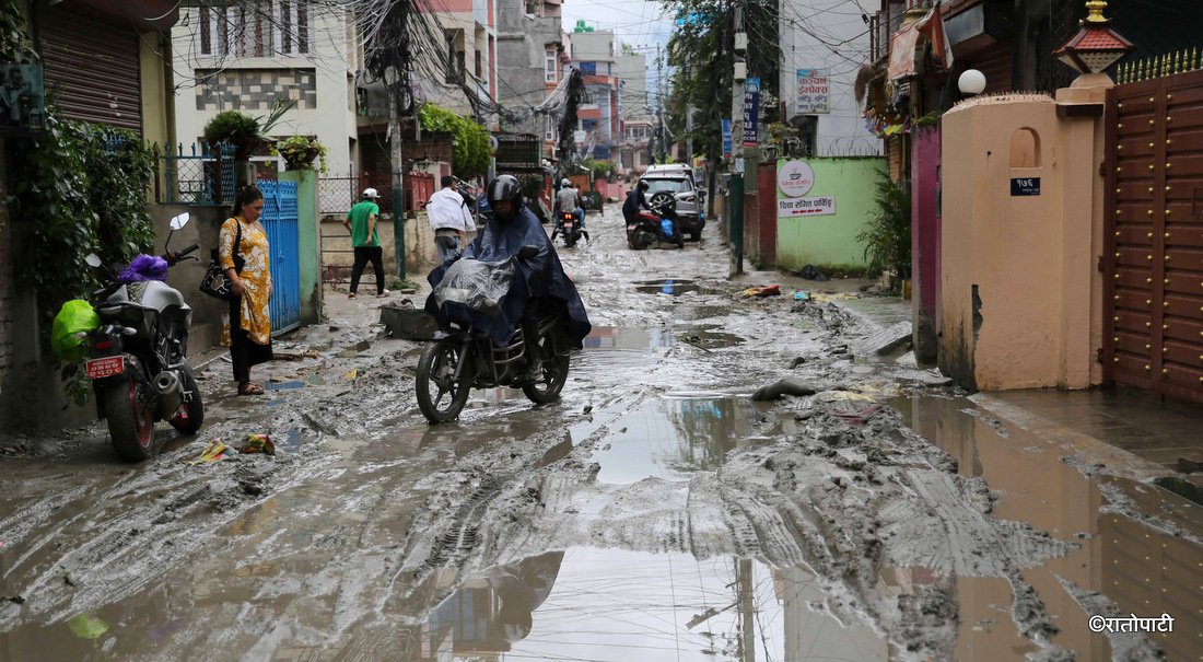 सङ्घीय राजधानी काठमाडौँकै सडकको यो अवस्था (तस्बिरहरू)