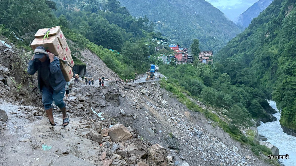 तस्बिरमा हेर्नुहोस् एक महिनादेखि पहिरोमा पुरिएको अरनिको राजमार्ग