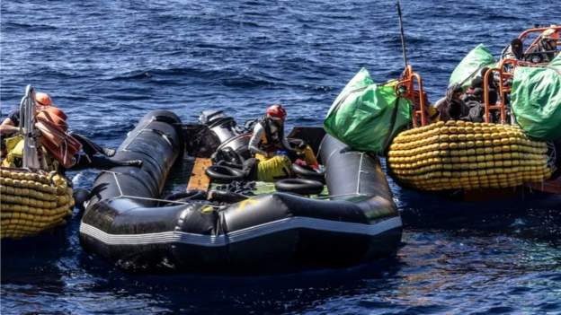 लिबियाबाट युरोप जाँदै गरेको डुङ्गाको इन्जिन फेल, भोकप्यासले ६० आप्रवासी यात्रुको मृत्यु
