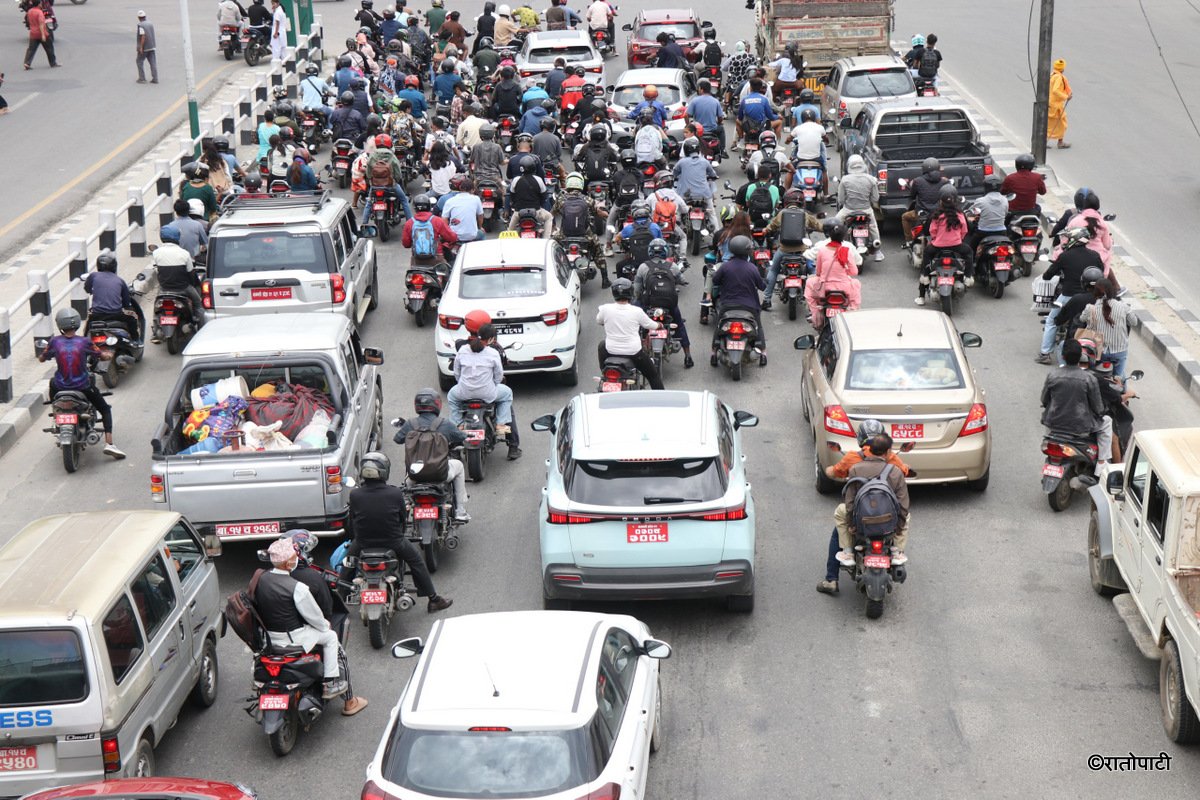 उपत्यकामा सार्वजनिक यातायात बन्द, निजी गाडीको चहलपहल (तस्बिरहरू)