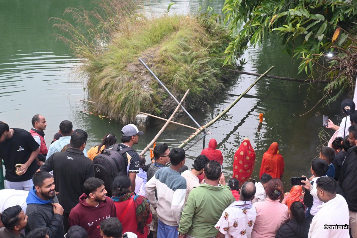 03-Chhath_Festival_Pokhara_Fewa Tal_-51