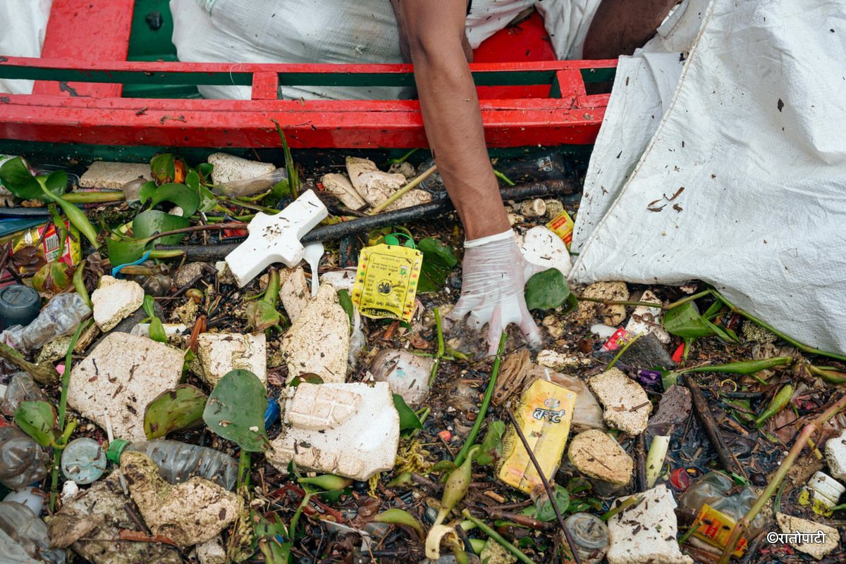 03-Phewa lake waste Managed_Nepal photo library4