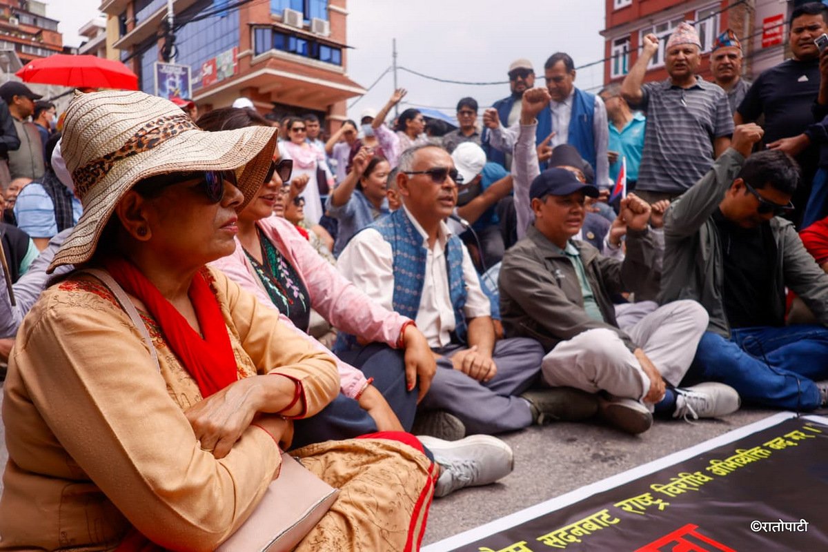 04-UML Protest against PM_NPL (4)