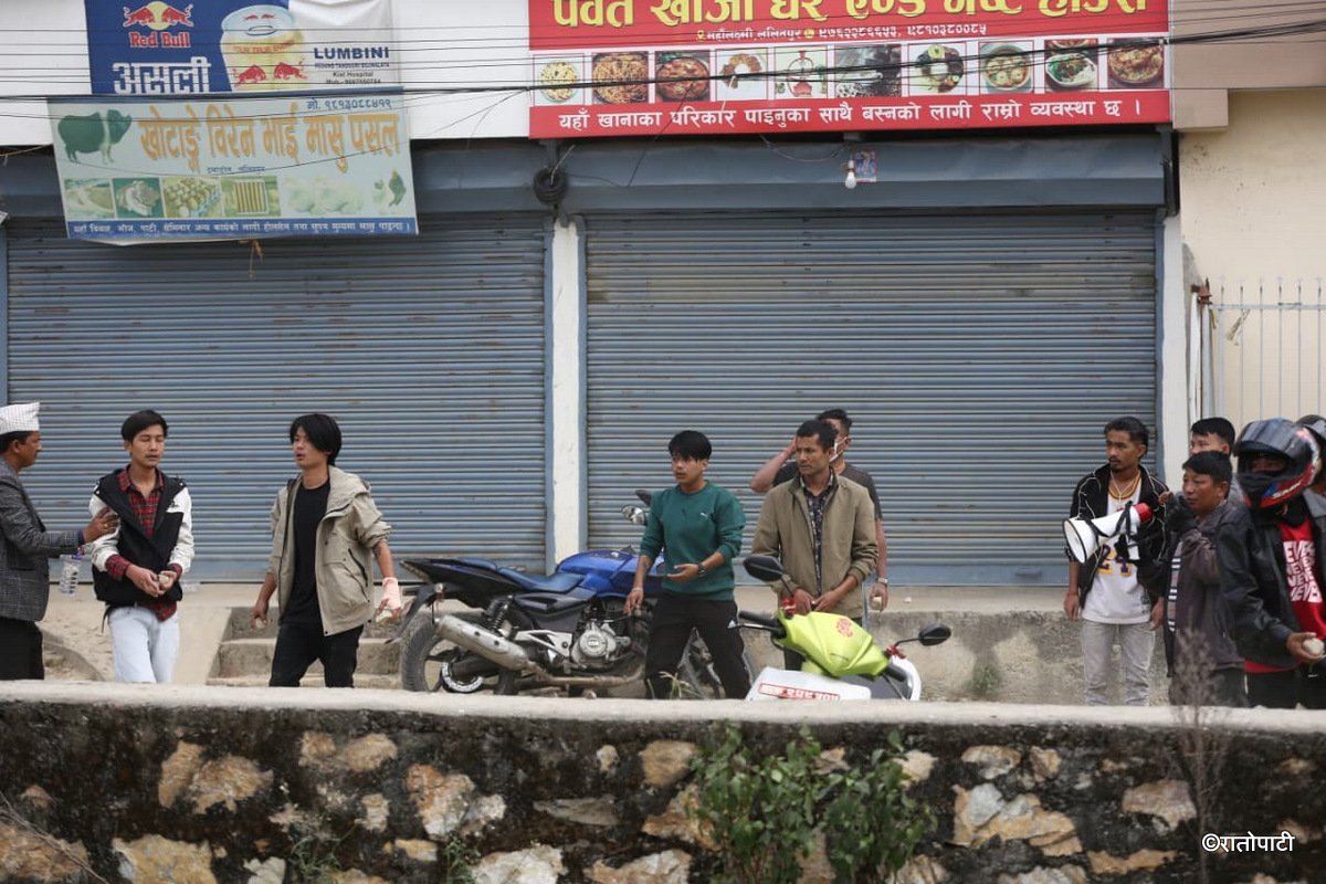 04-किष्ट अस्पताल क्षेत्रमा अश्रु ग्यास प्रहार_NPL (4)
