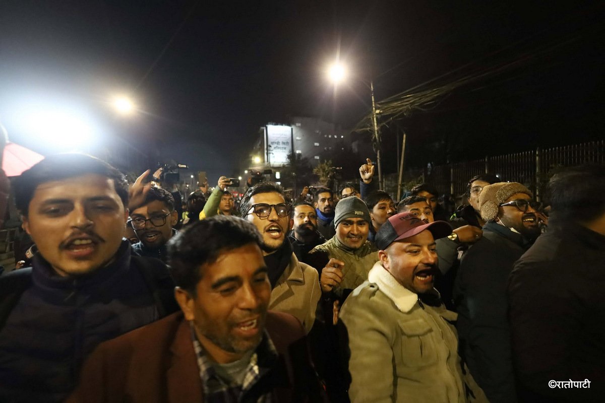 निर्वाचन आयोग परिसरमा विरोध र खुसीयाली सँगसँगै, तस्बिरहरू