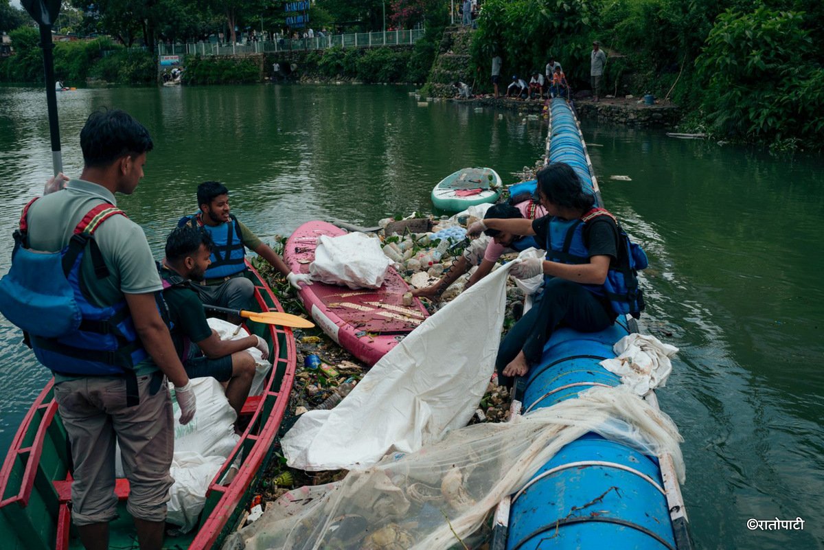 05-Phewa lake waste Managed_Nepal photo library3