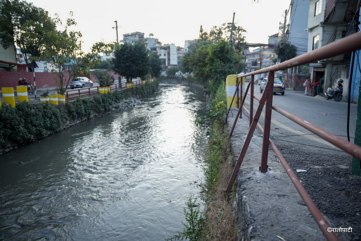 बारम्बार दुर्घटना भएपछि धोबीखोला करिडोरमा बार लगाइयाे, तस्बिरहरू