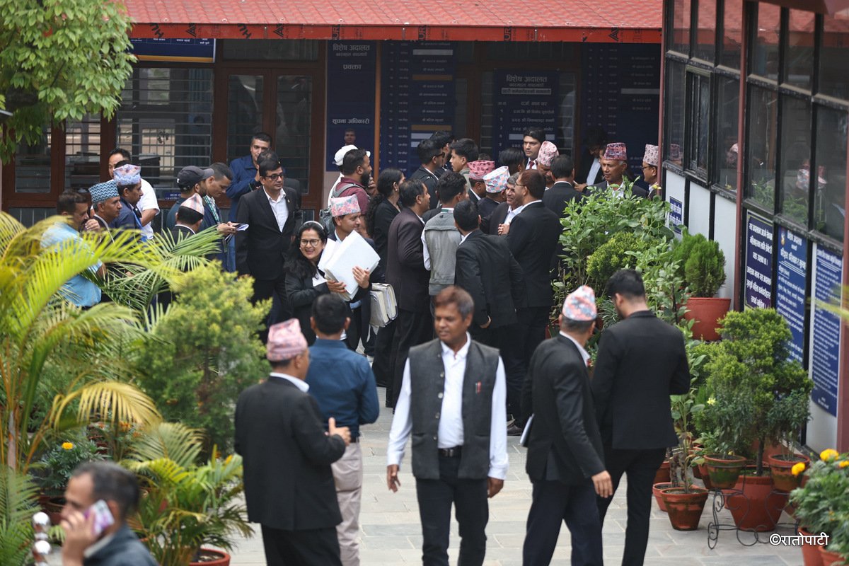   माधव नेपालको मुद्दामा आदेश आउने भएपछि अदालत परिसरमा चहलपहल