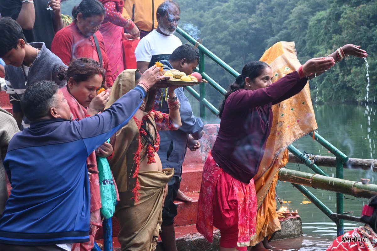 पोखरा फेवा किनारमा अस्ताउँदो सूर्यलाई दिइयो अर्घ्य, तस्बिरहरू