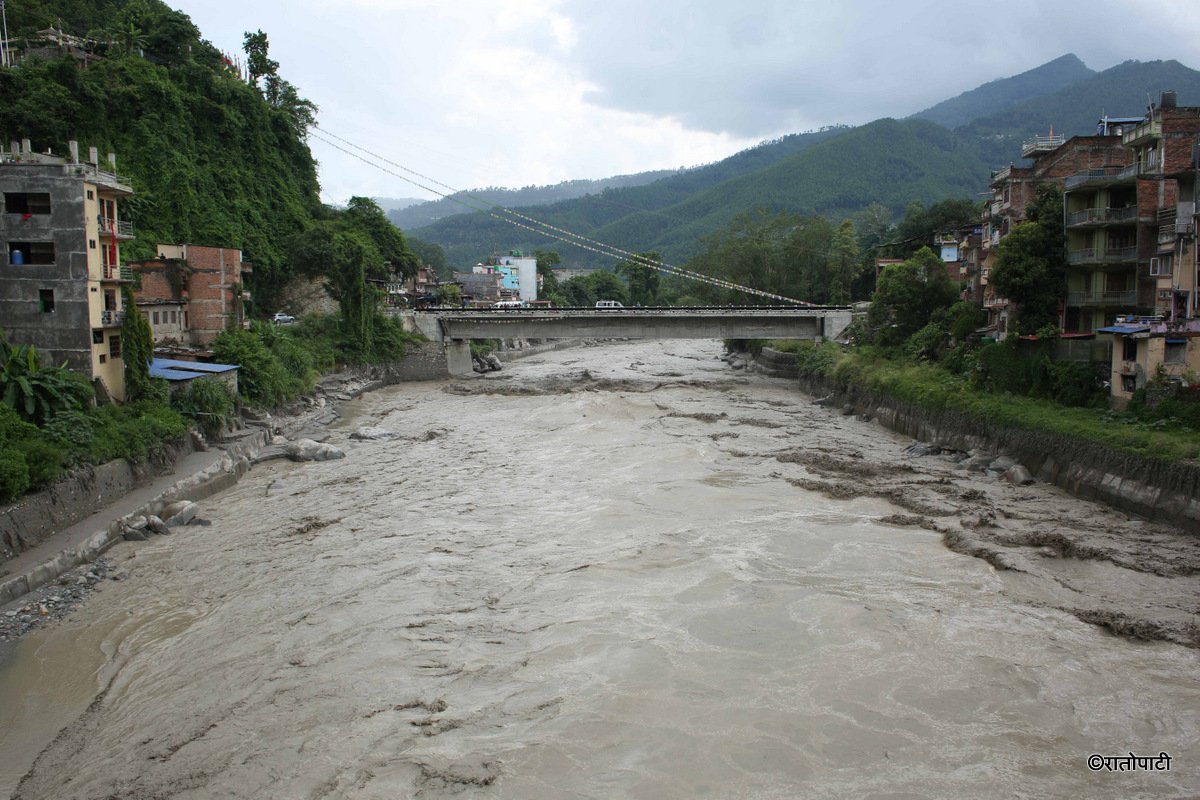 घट्दो क्रममा भोटेकोशीको बाढी : यस्तो देखियो नुवाकोटको त्रिशुली नदी, तस्बिरहरू
