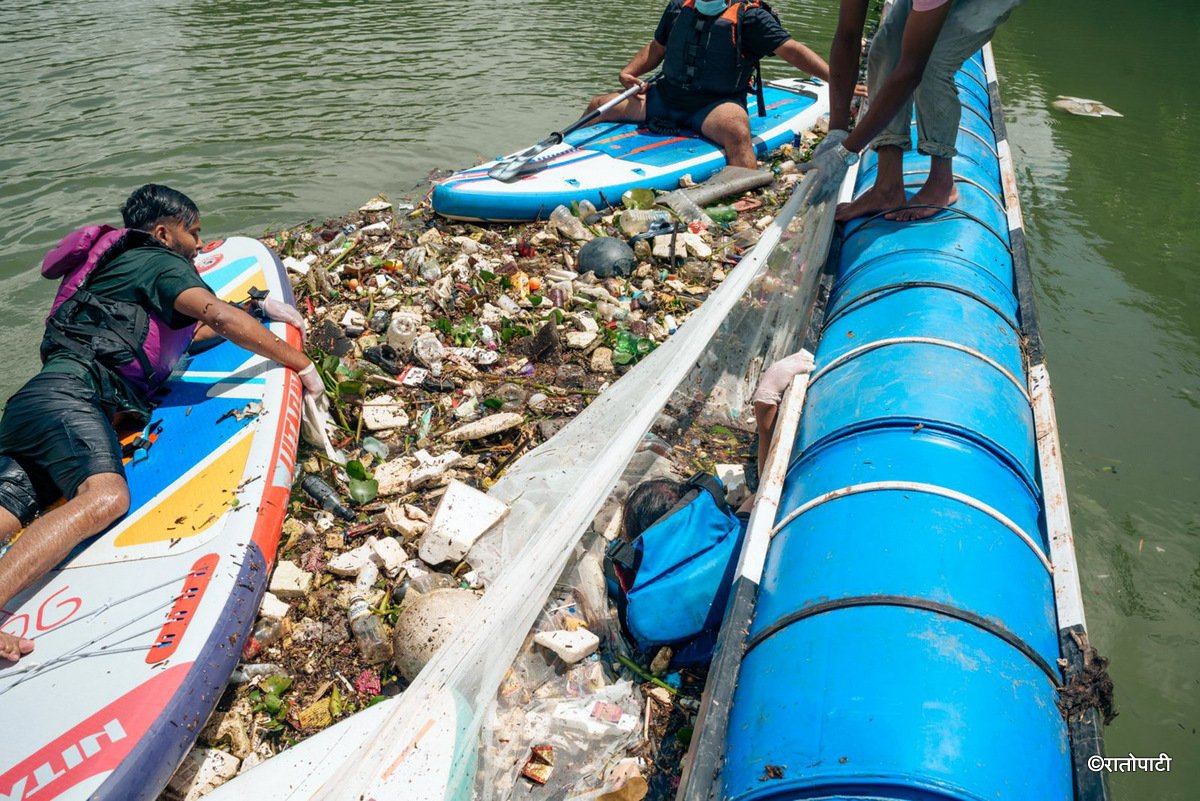 09-Phewa lake waste Managed_Nepal photo library9