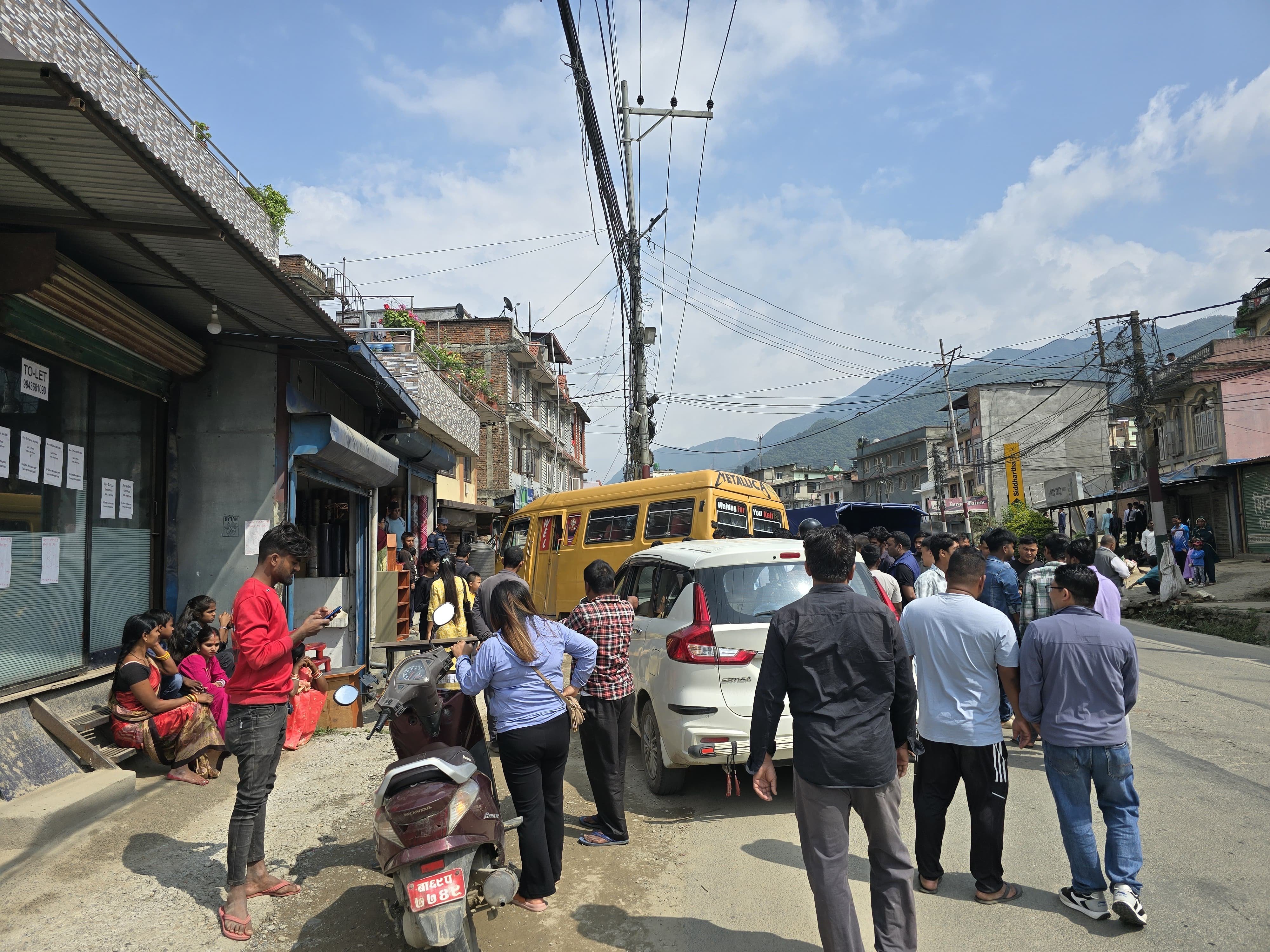   थानकोटमा सवारी दुर्घटना : भारतीय कार घरमा ठोक्कियो
