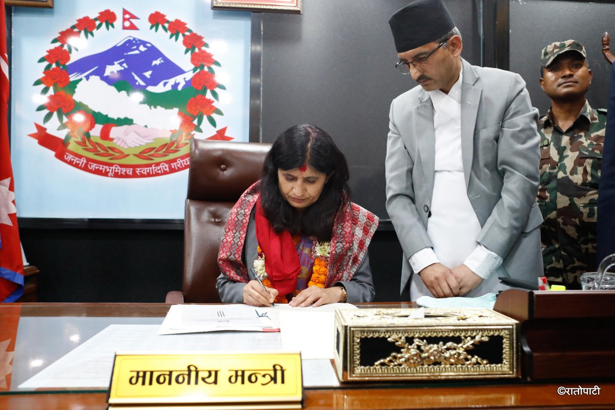   नवनियुक्त सामान्य प्रशासन मन्त्री न्यौपानेद्वारा पदभार ग्रहण