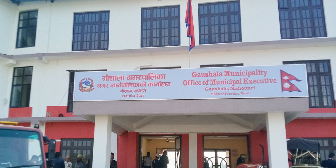 मेयरले उपमेयरलाई कार्यालय प्रवेश गर्न नदिएपछि...