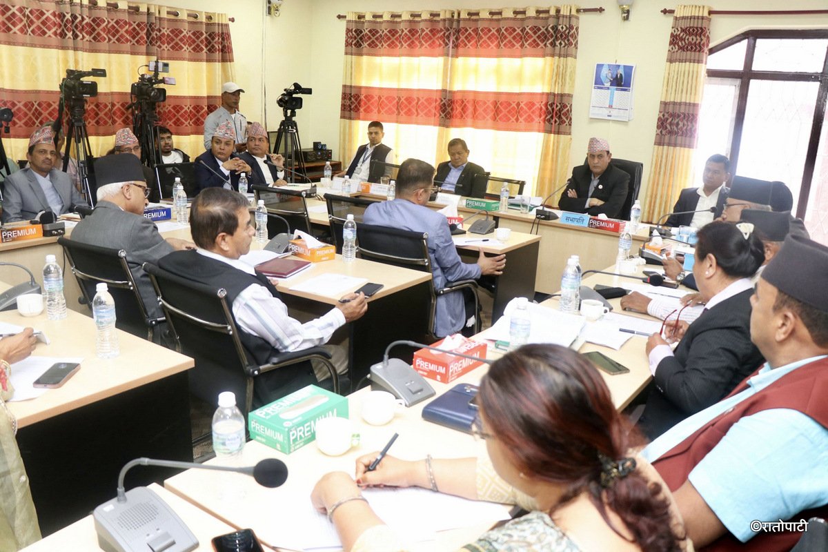   समितिका सचिव दुरामाथि खनिए सांसद