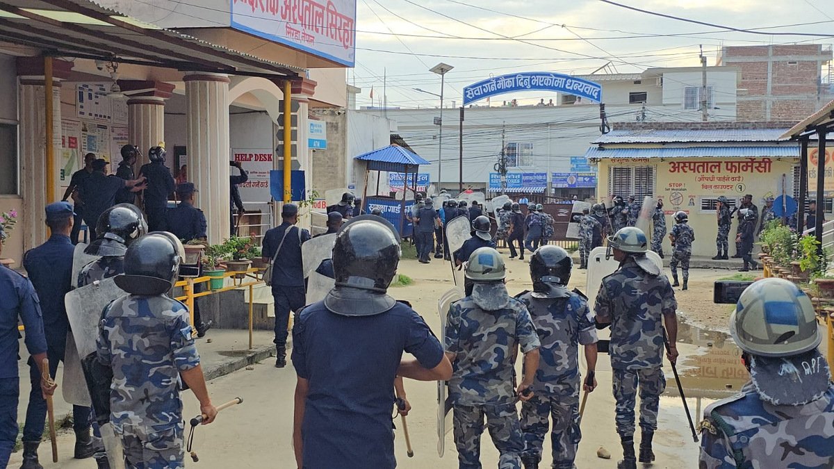 चिकित्सकको लापरबाहीले बालकको मृत्यु भएकाे भन्दै विरोध प्रदर्शन, अश्रुग्यास प्रहार