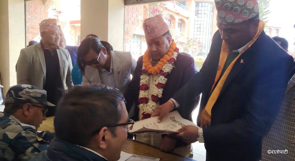   महेश बस्नेतले भक्तपुर–२ बाट गरे उम्मेदवारी दर्ता