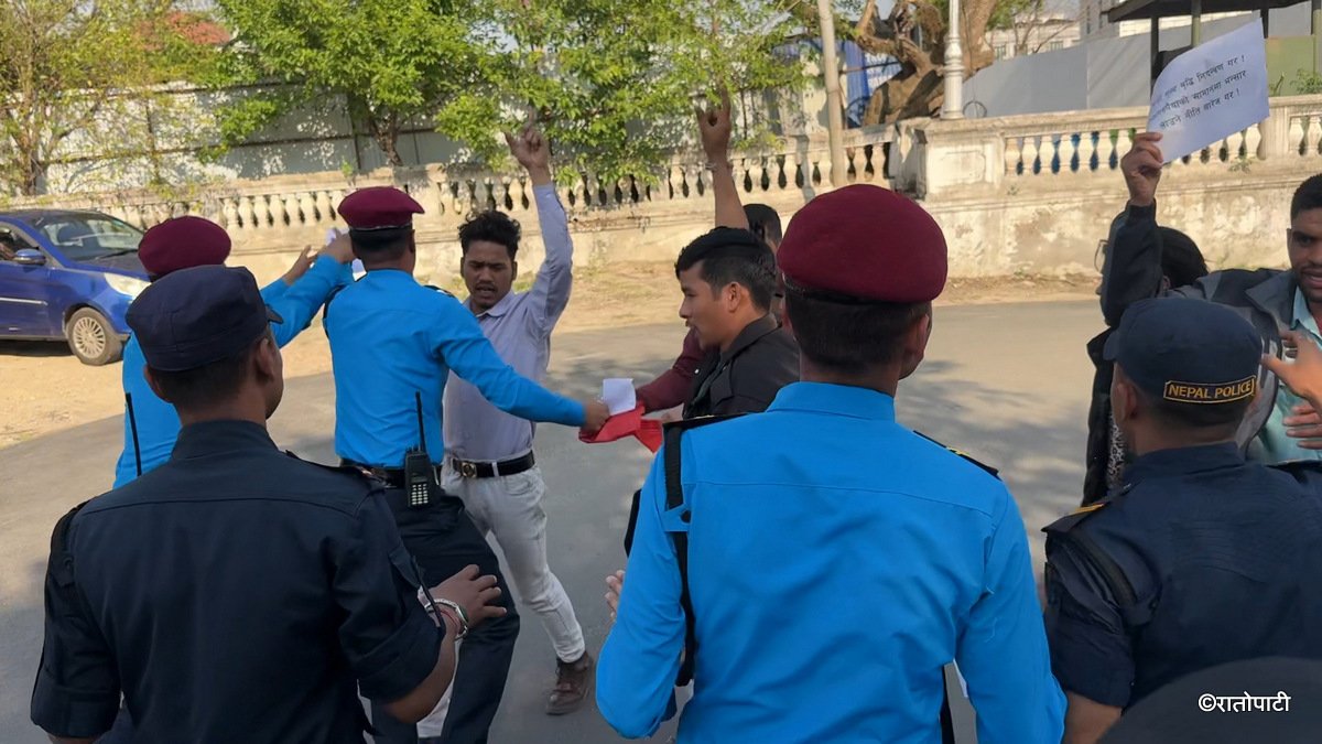 1-Nebisangh protest inside Singhdurbar_NPL (1)