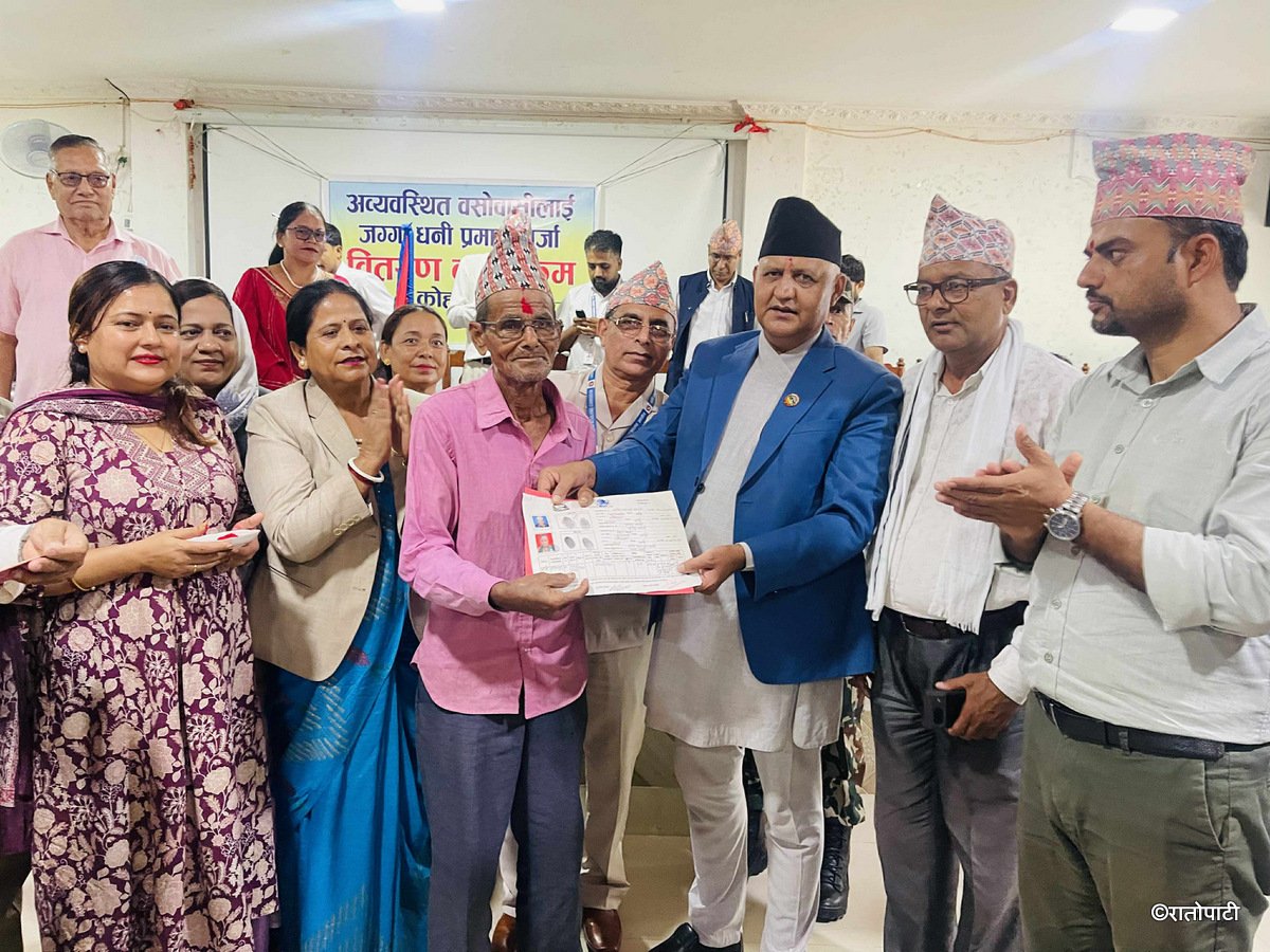   लालपुर्जा वितरणको कामलाई तीव्रताका साथ अघि बढाएका छाैँ : मुख्यमन्त्री आचार्य