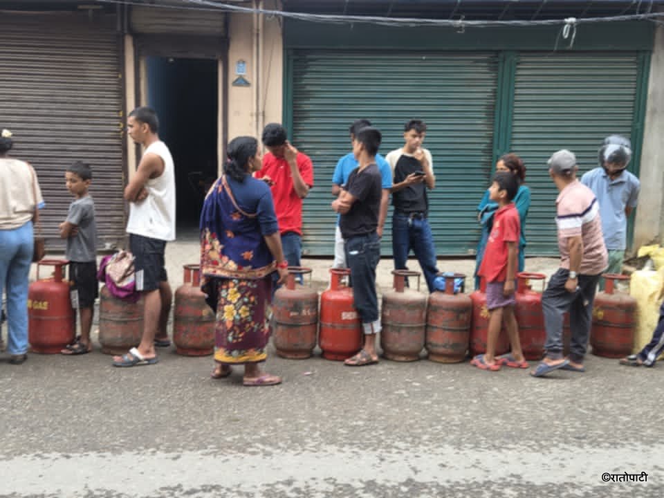 वीरेन्द्रनगरमा खाना पकाउने ग्यास पाउन मुस्किल, तस्बिरहरू