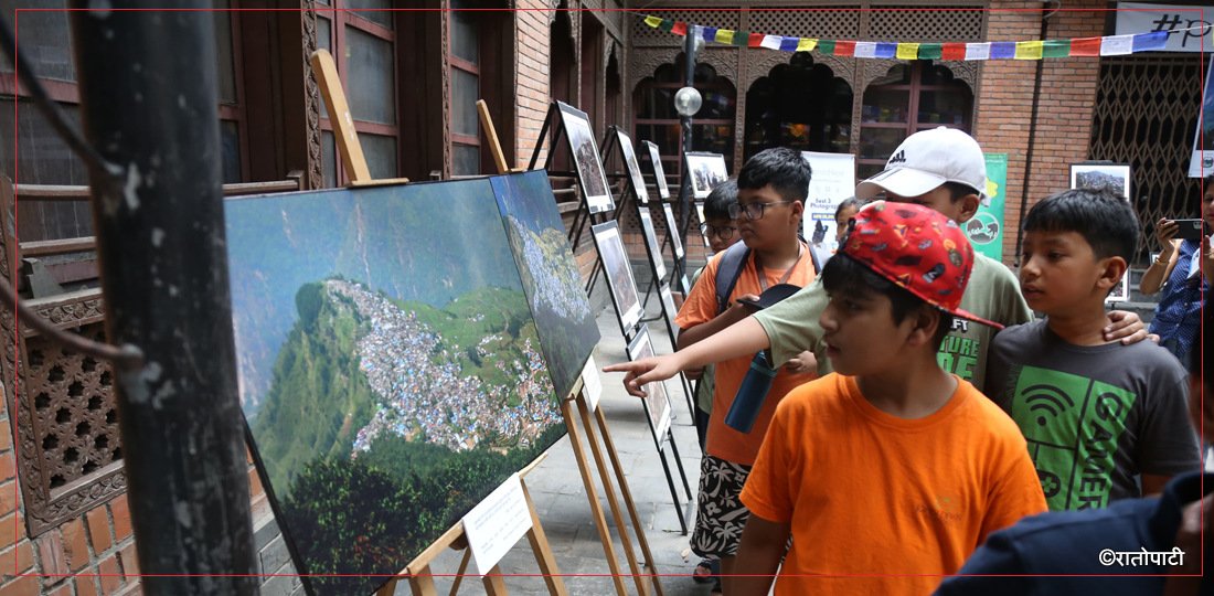 ‘बारपाक फोटो प्रदर्शनी’ मा विद्यार्थीहरूको रूचि, तस्बिरहरू