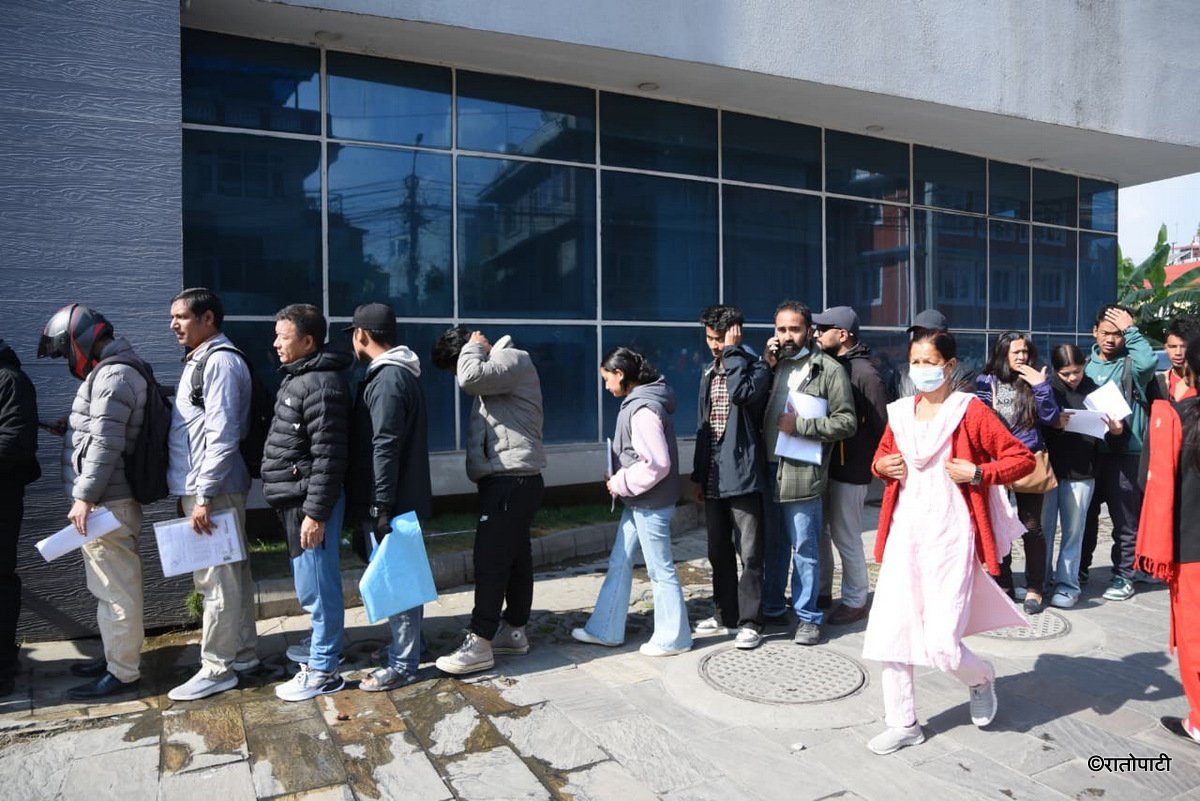   तस्बिरमा हेर्नुहोस् मतदाता नामावलीमा नाम दर्ता गर्ने अन्तिम दिनको भिडभाड