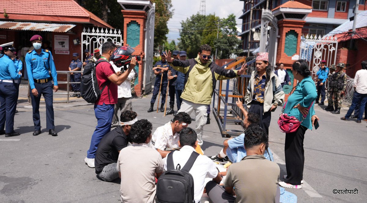   सिंहदरबार गेटमा जेनजी आन्दोलनका घाइतेहरूको धर्ना (तस्बिरहरू)