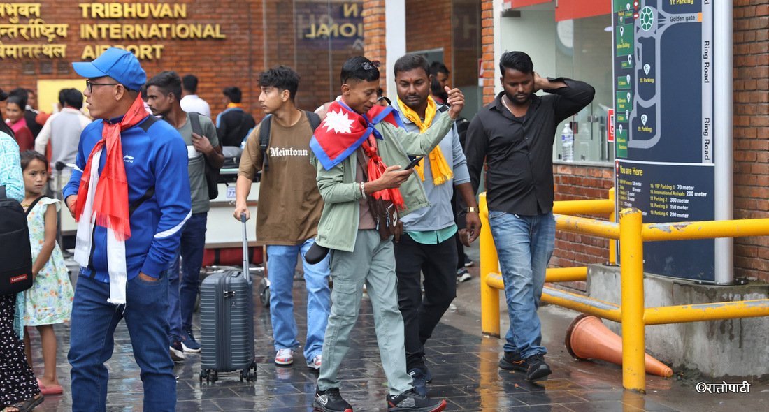   युवा दिवसको यथार्थ : गलामा झन्डा, मनमा देश, भविष्य खोज्दै विदेश (तस्बिरहरू)