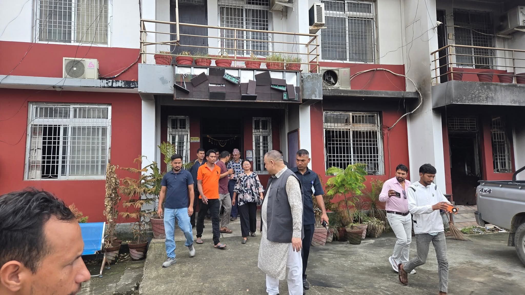   सुदूरपश्चिमका मुख्यमन्त्रीद्वारा जलेका सरकारी भवनको स्थलगत अनुगमन