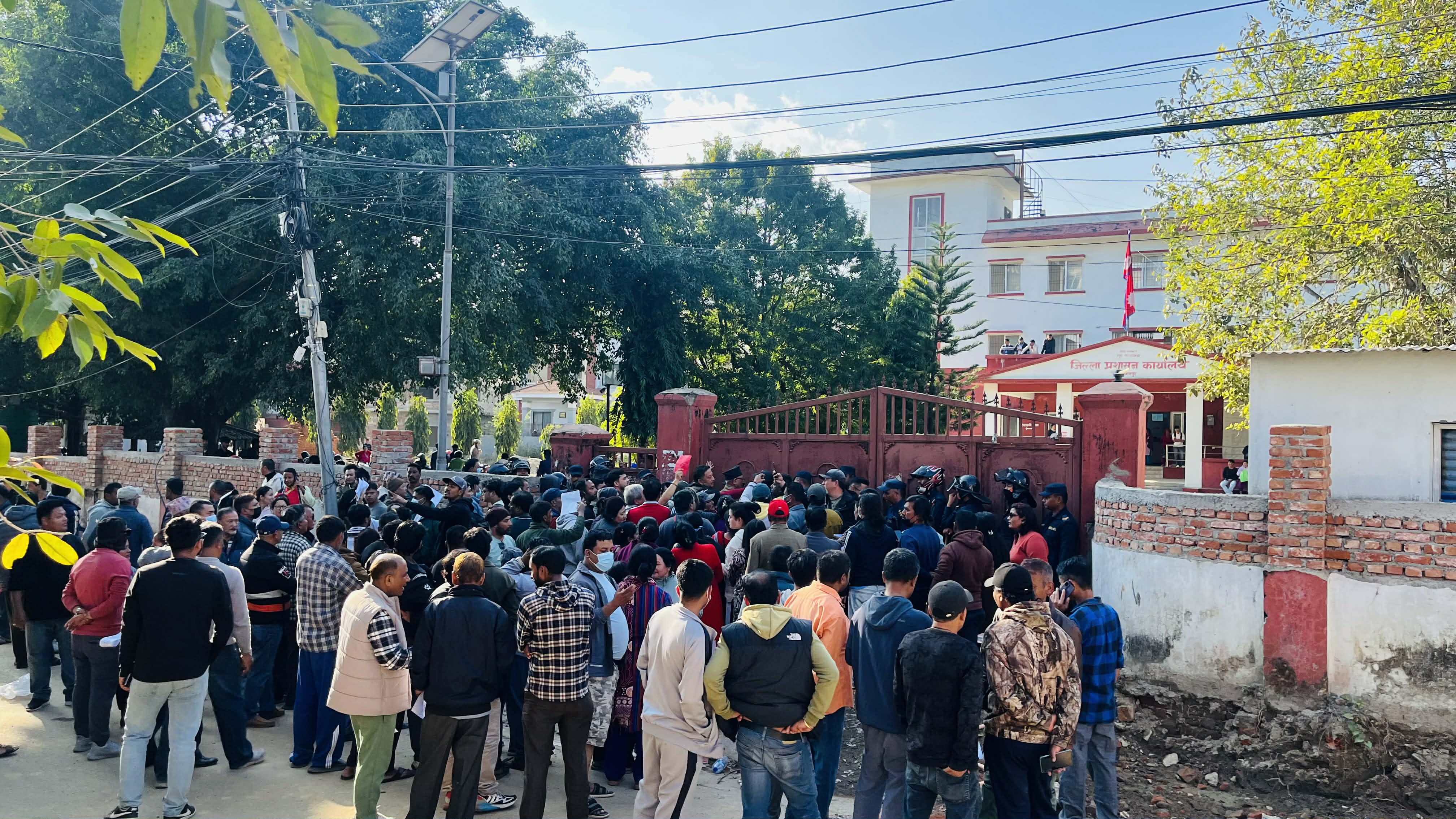   हेटौँडामा भत्किएका घर बनाइदिन माग गर्दै प्रशासन घेराउ