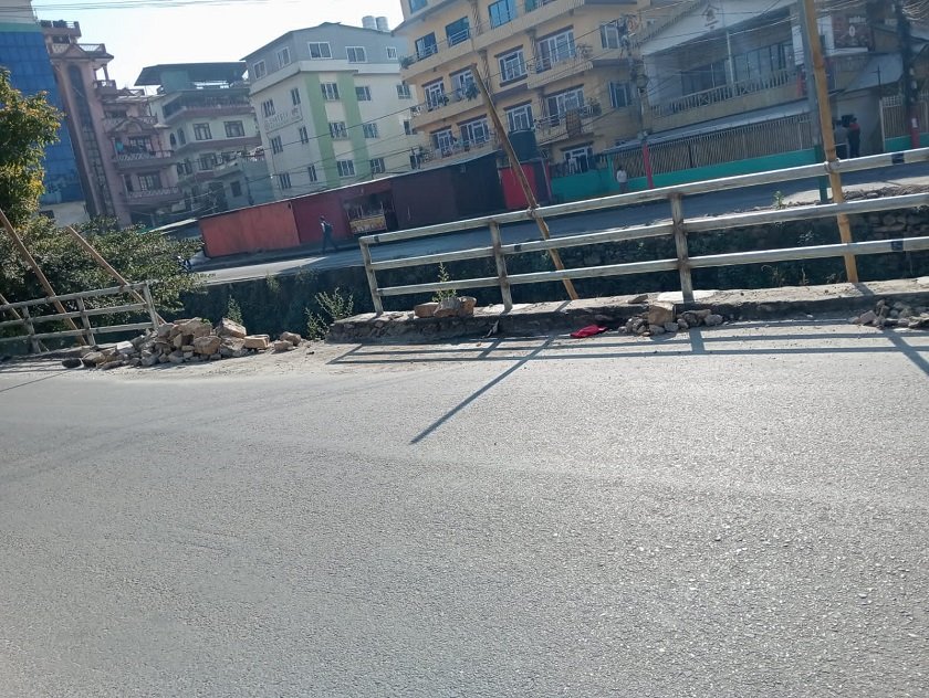   धोबीखोला करिडोरकाे सडक किनारमा रेलिङ राख्न थालियो