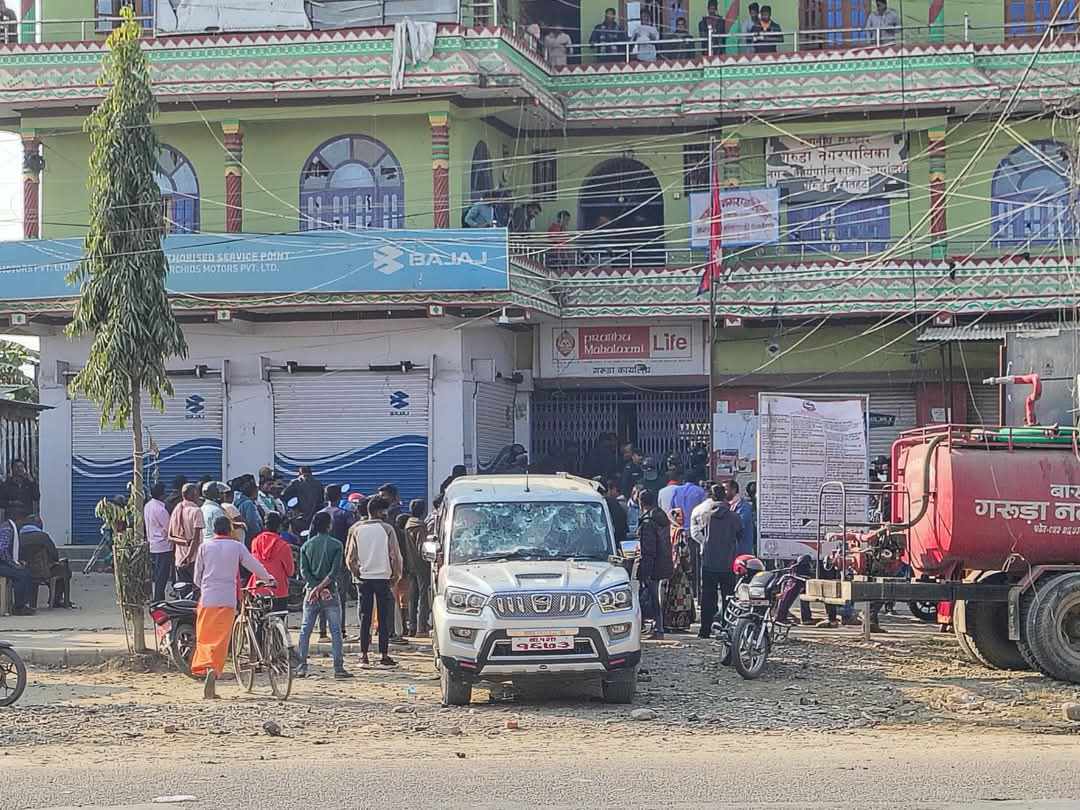   शिक्षक सरुवाको विषय लिएर गरुडा नगरपालिकामा तोडफोड, दर्जन बढी गाडीमा क्षति