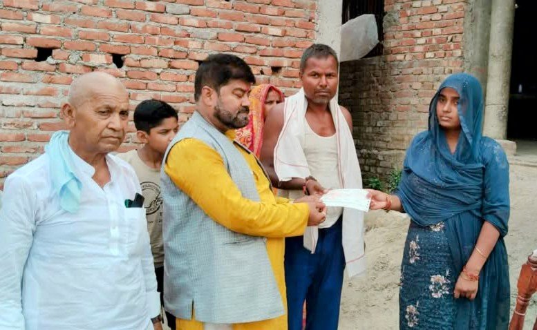 करेन्ट लागि ज्यान गुमाएका अमिनको परिवारलाई पाँच लाख सहयोग