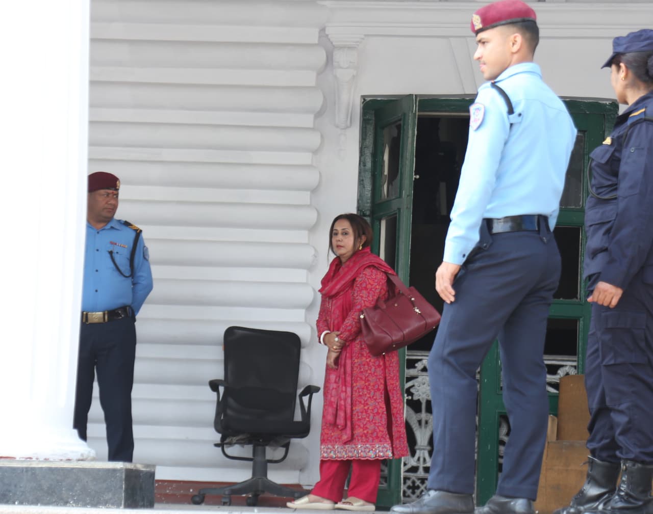   रवि भेट्न सिंहदरबार पुगिन् निकिता