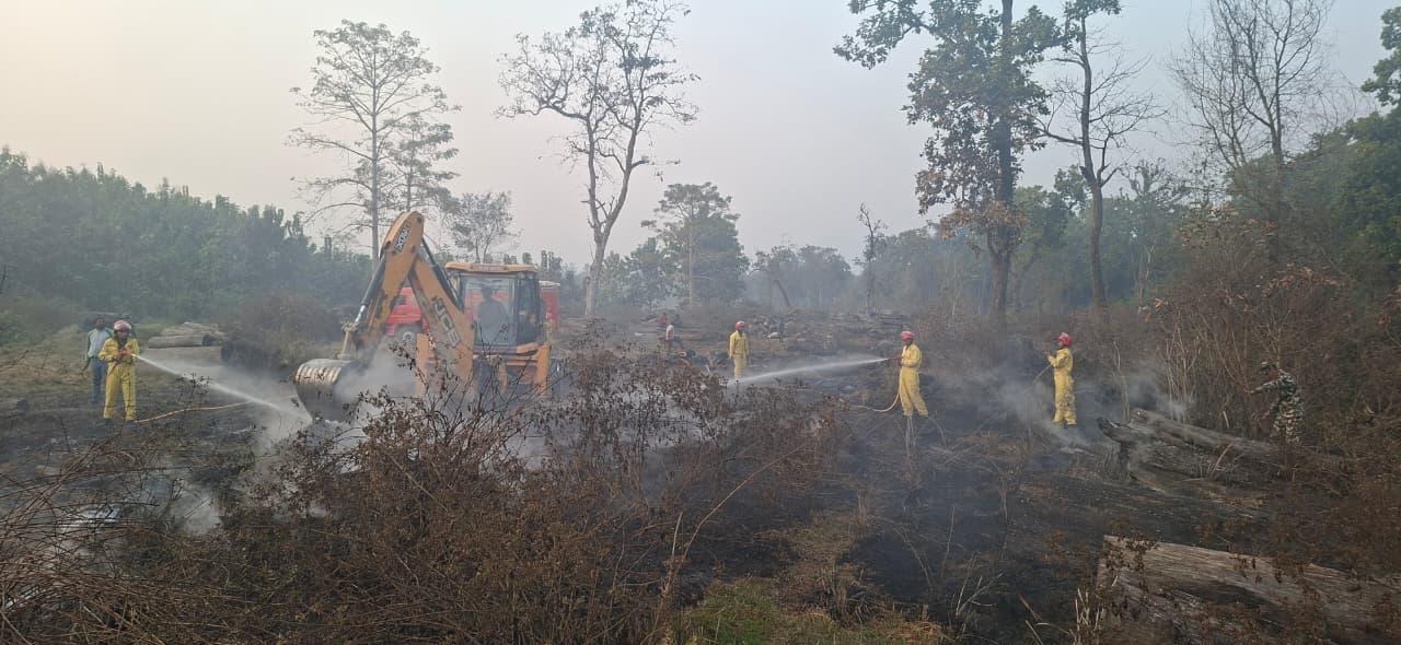 सामुदायिक वनमा आगजनी : ३० घन्टे प्रयासपछि नियन्त्रण,१० हजार क्युफिट काठ जलेको अनुमान