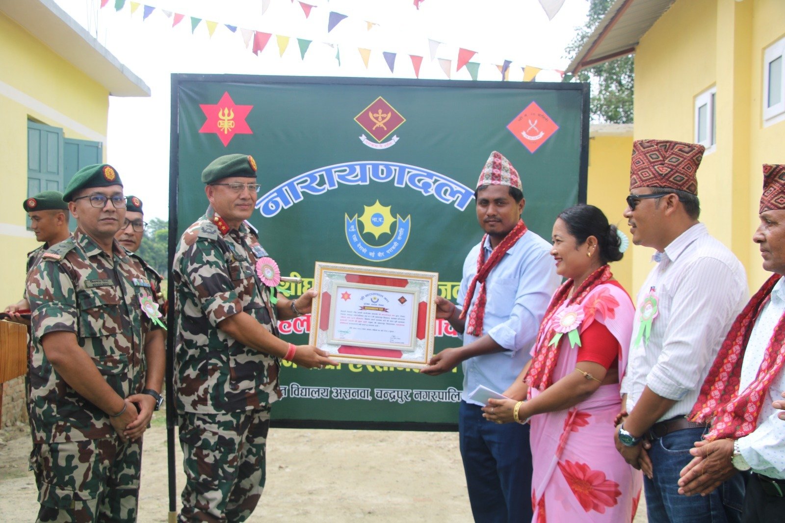 नेपाली सेनाद्वारा विद्यालयलाई शौचालय हस्तान्तरण
