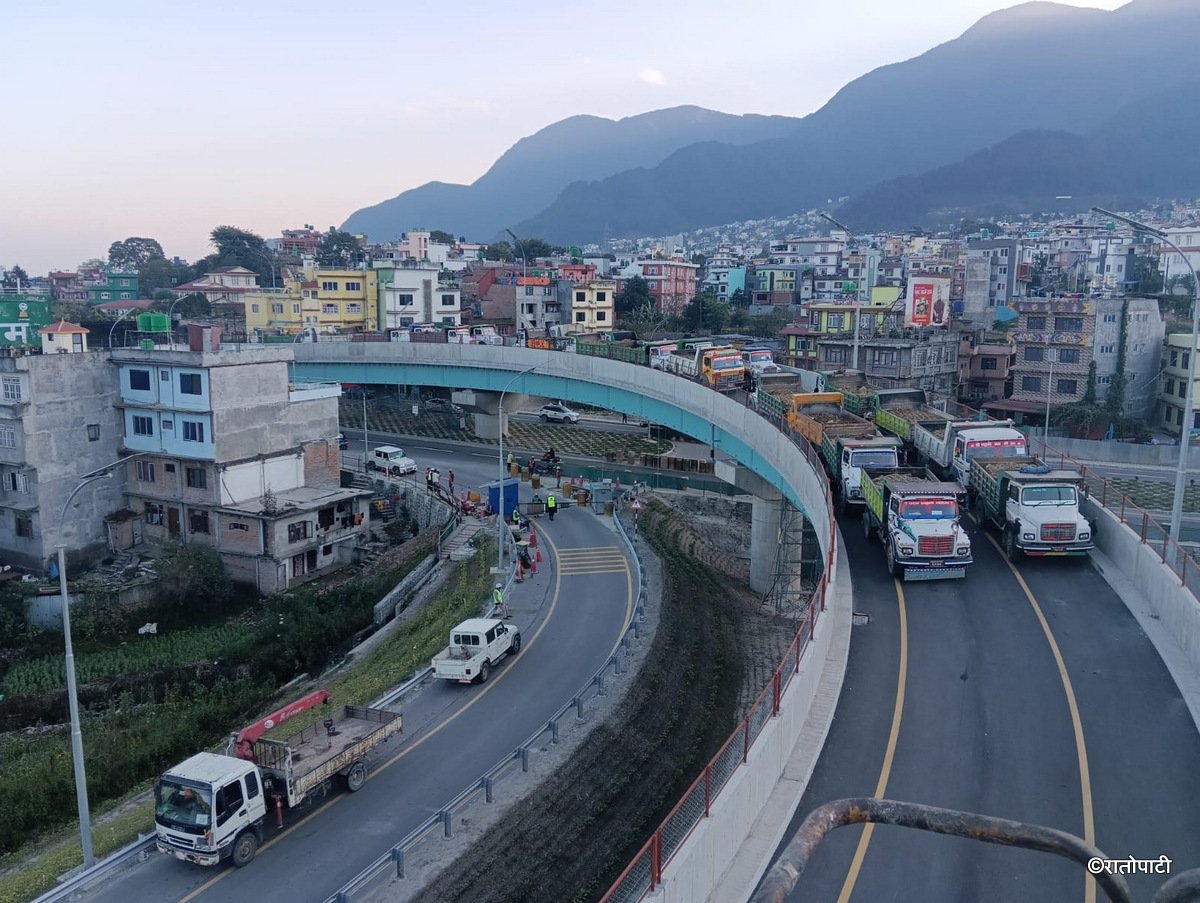 बलम्बु फ्लाईओभरको भार क्षमताको अन्तिम परीक्षण हुँदै (फोटो फिचर)