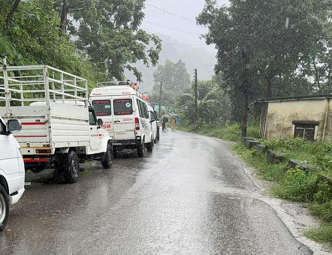   सिद्धबाबामा ढुङ्गा खस्दा सिद्धार्थ राजमार्ग अवरुद्ध