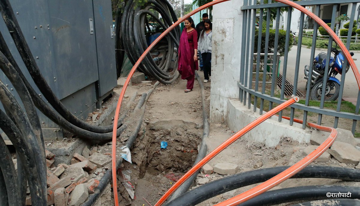 धराप फुटपाथमा जोखिमपूर्ण यात्रा (तस्बिरहरू)