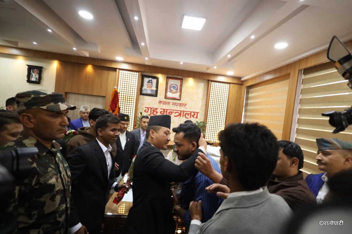   सहिद परिवार र जेनजी आन्दोलनका घाइतेले दिए गृहमन्त्रीलाई बधाई, तस्बिरहरू