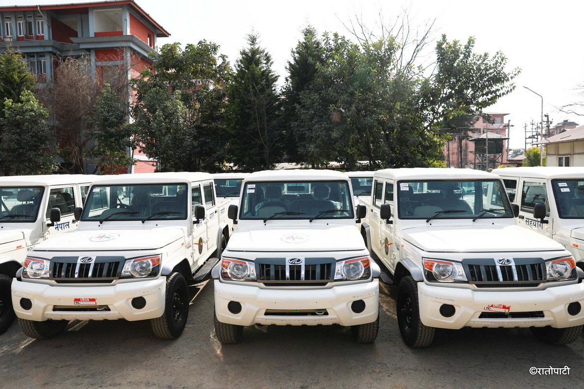   तस्बिरमा हेर्नुहोस् उपहारस्वरूप प्राप्त गाडी