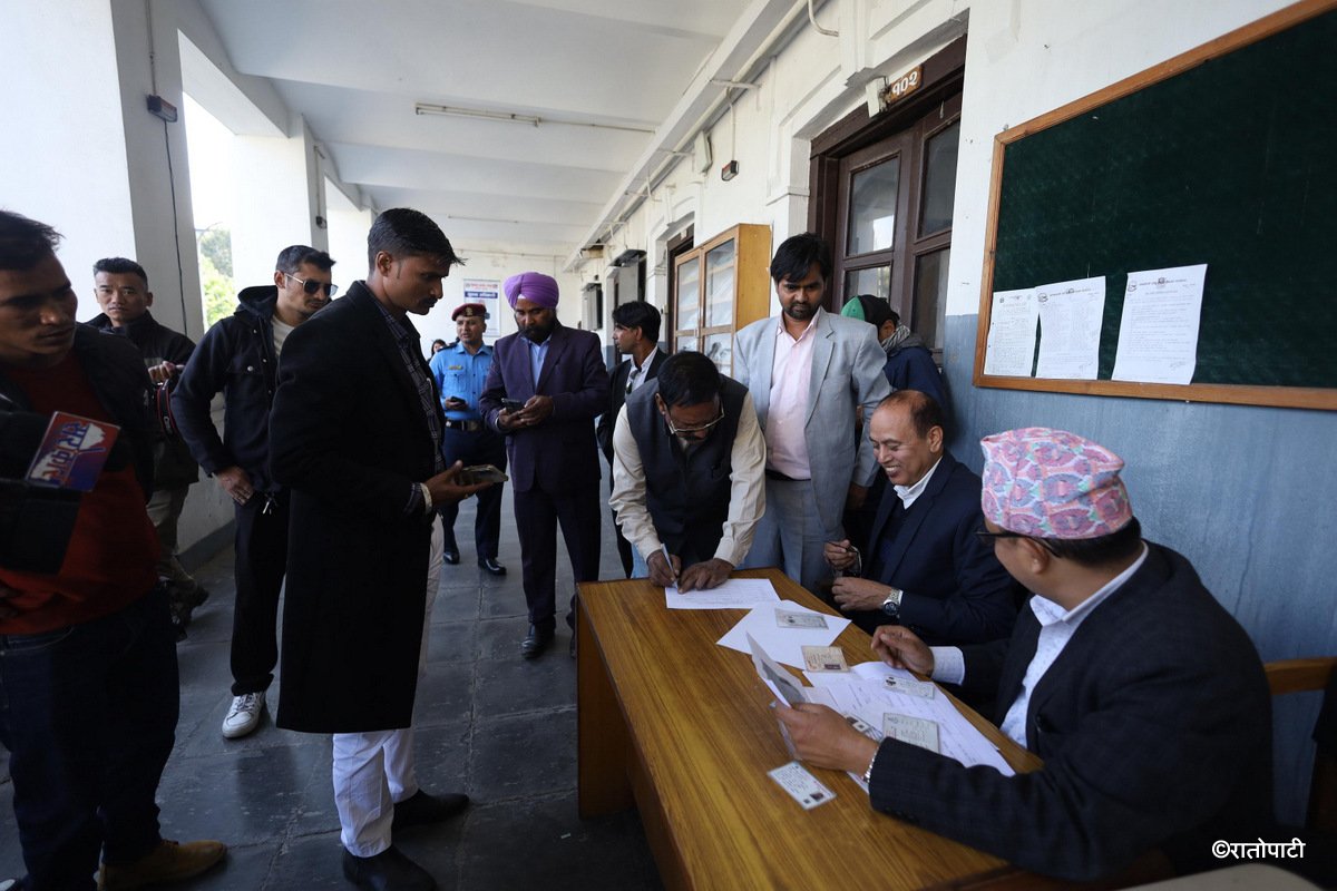   दल दर्ताकाे समय सकिनै लाग्दा निर्वाचन आयोगमा चहलपहल, तस्बिरहरू