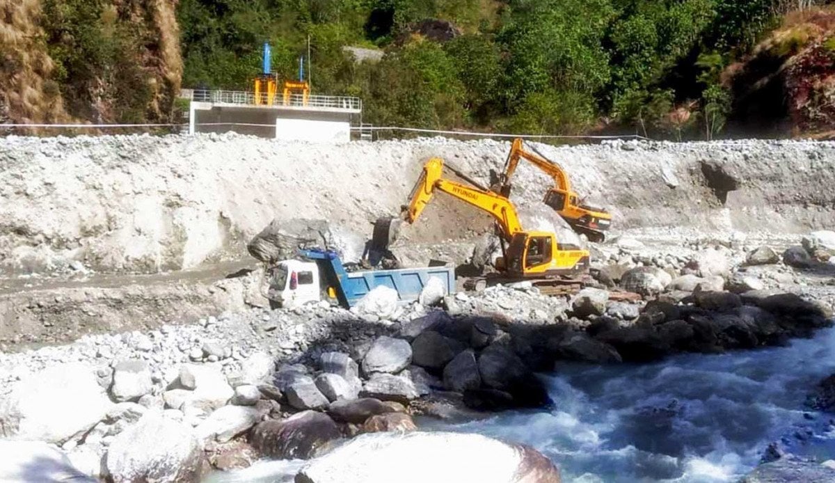 मेलम्ची खानेपानी मुहान जाने सडक बाढीले अवरुद्ध