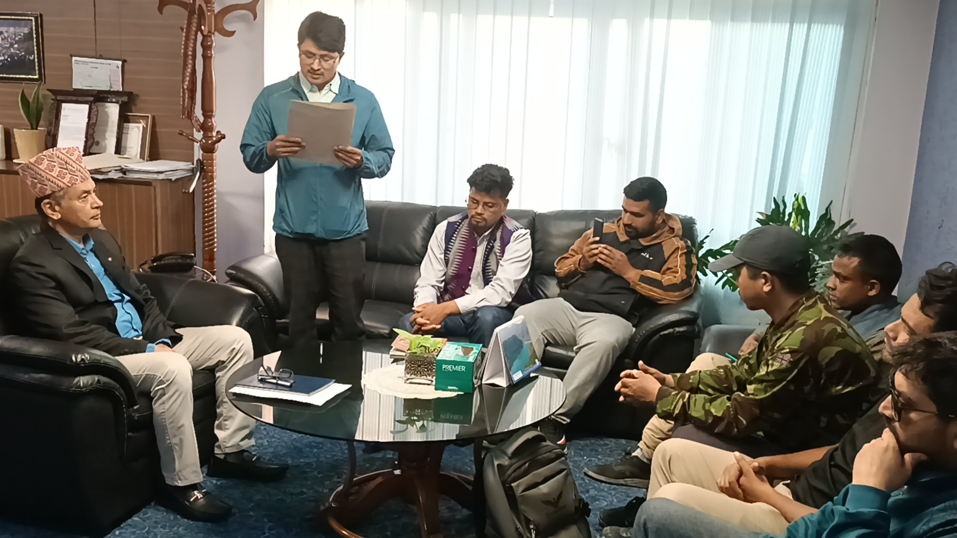 लोडसेडिङ बन्द गर्न माग गर्दै हितेन्द्रलाई ज्ञापनपत्र