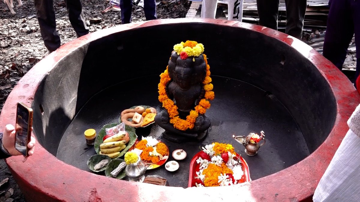  गौशाला प्रहरी वृत्तबाट ४० वर्षपछि निस्कियो ब्रह्माको ऐतिहासिक मूर्ति